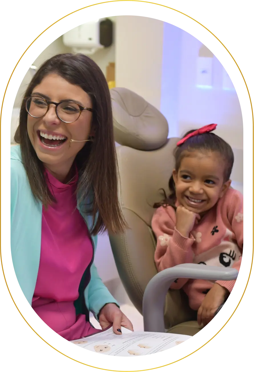 Dra. Rayane Pinto atendiendo a una paciente niña